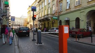 Львів'янам скасовують перепустки у центр міста через неправильне паркування