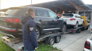 У Грушеві під виглядом гуманітарної допомоги перевозили BMW, Audi та Porsche