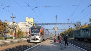 Через знеструмлення на Львівщині та ще у чотирьох областях затримуються шість поїздів
