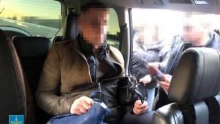 У Львові затримала лікаря, який намагався дати 15 тисяч доларів хабаря за виїзд за кордон