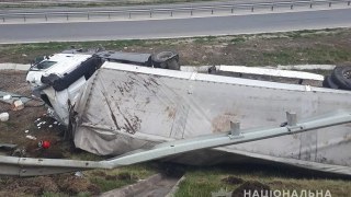 Біля Львова вантажівка злетіла з дороги і перекинулася