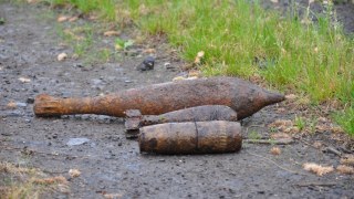 6 артелирійських снарядів та 2 міни виявлені поблизу залізної дороги на Львівщині