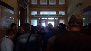 Активісти побили муніципала під час штурму Львівської міськради