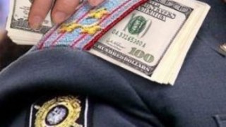 У Львові звільнили міліціонера за хабар у 2 тисячі доларів