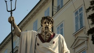 У Львові фонтани на площі Ринок  одягнені у вишиванки