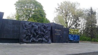 У Львові розмалювали Монумент Слави у жовто-сині кольори