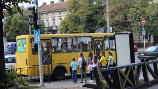 У Львові з маршрутки під час руху випав пасажир
