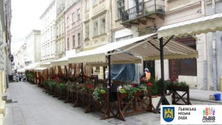 На вулиці Курсаба у Львові незаконно облаштували літні майданчики