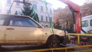Близько 70 покинутих автівок міська рада прибере з львівських вулиць