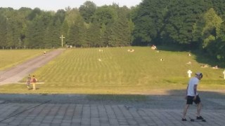 Львів'яни засмагають на місці військового цвинтаря
