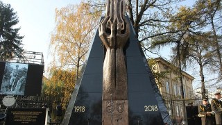 Мальський віддає в руки Садового пам'ятник героям ЗУНР