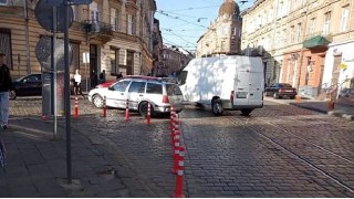 У Львові на площі Франка встановлюють обмежуючі стовпці