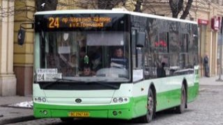 Львівських перевізників зобов’язали ліквідувати всі сторонні предмети з лобового скла автобусів