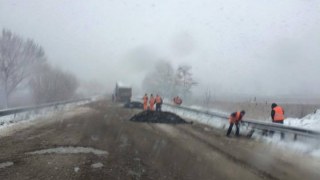 Дорожники завдяки новим технологіям не припиняють ремонт дороги Львів-Тернопіль навіть у негоду