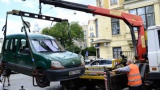 У Львові неправильно припарковані автомобілі будуть евакуйовувати на вул. Конюшинну