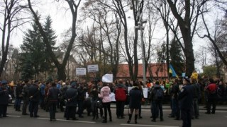 Протест біля стін Львівської облради (ФОТО)