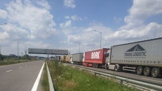 Через блокаду кордону у пункті пропуску Корчова-Краківець майже 2 тисячі вантажівок очікують у черзі