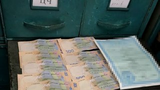 Чиновницю міграційної служби Львівщини затримали на 10 000 гривень хабара