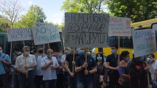 Більше 100 активістів пікетують Львівську ОДА з вимогою відновити роботу бізнесу і пасажирські перевезення