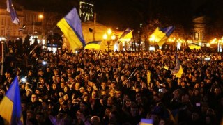 На львівському Майдані зібралося більше тисячі осіб