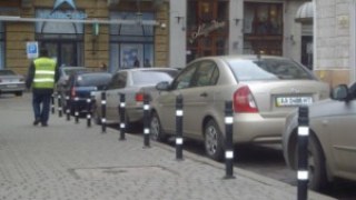 На Стрийській, 47 встановили 7 стовпців для обмеження паркування