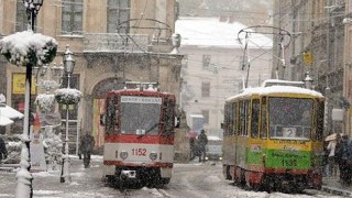 Рух трамваїв та тролейбусів у Львові відбувається із затримками через погодні умови