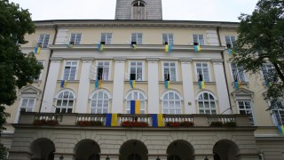 У Львові на Ратуші вивісили 40 українських прапорів