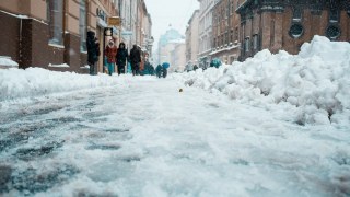 У Львові загинула людина, на яку впала брила льоду