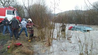 На Сколівщині у річці плавала іномарка Subaru Forester з водієм