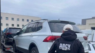 У Грушеві виявили два авто Volkswagen Tiguan, які перевозили під виглядом гуманітарної допомоги