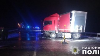 Біля Львова легковик влетів у вантажівку та спричинив потрійне зіткнення