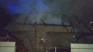 На Львівщині 7 рятувальників гасили пожежу в гаражі