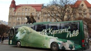 Фанати «Карпат» пропонують на клубному автобусі змінити лева на вівцю