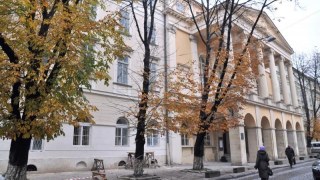 Дерева біля театру ім. М. Заньковецької у Львові пошкоджені неправильним доглядом
