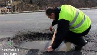 На дорогах Львівщини виявили рекордно великі ями