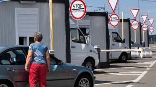 Прикордонники відновлюють рух автомобілів на МПП Краківець