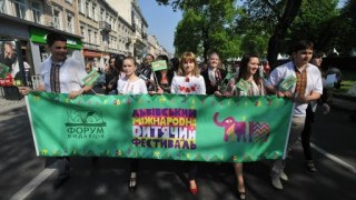 На вулиці Львова вийде півтори тисячі дітей в костюмах літературних героїв