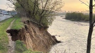 Паводок зруйнував дамбу на річці Стрий