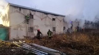 12 рятувальників гасили пожежу у житловому будинку на Городоччині