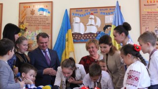 Школярі Буська з Мариною Порошенко долучили Львівщину до "Книги миру"