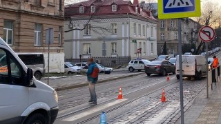 У центрі Львова водій мікроавтобуса збив пенсіонерку на пішохідному переході