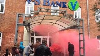 Львівські активісти пікетують ВіЕс Банк