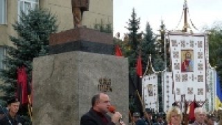 Кандидати на Львівщині підкуповують виборців пам’ятниками Бандери