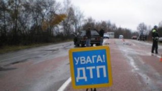 Дві особи загинули внаслідок зіткнення рейсового автобусу з автомобілем поблизу Куровичів