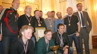 «Книга грає у футбол»: у Львові вручили  Кубок футбольного чемпіонату серед письменників