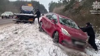 За вихідні на Львівщині три авто та вантажівка злетіли з дороги