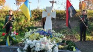 Пам’ятник на братській могилі повстанців освятили в Олеську