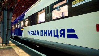 14 поїздів Укрзалізниці затримуються через ракетні обстріли