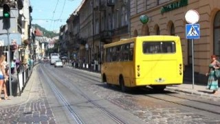 У Львові троє чоловіків побили до непритомності водія автобусу