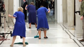 У Польщі вимагають підняти зарплати прибиральникам Сенату